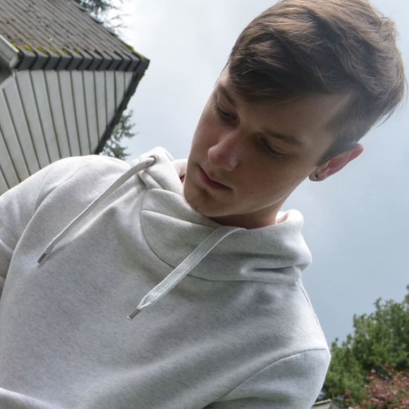 Profile Picture of Zach Deerwester (@zachtd23) on Poshmark