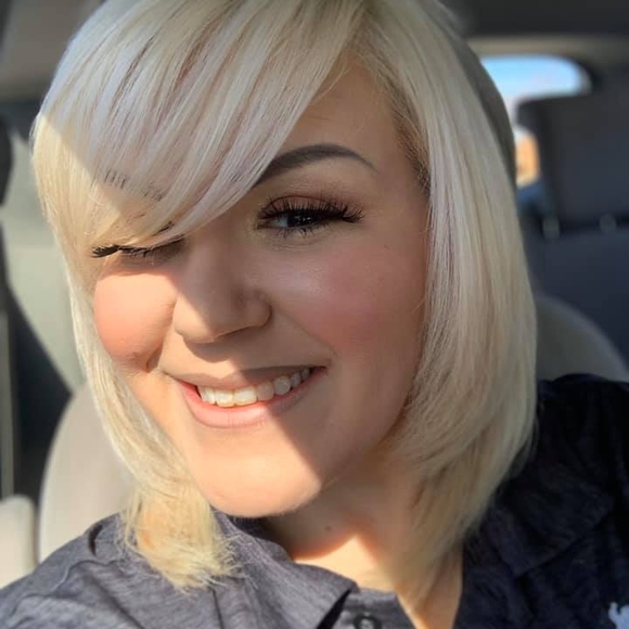 Profile Picture of Kimberly Baxter (@kimberlybaxter) on Poshmark