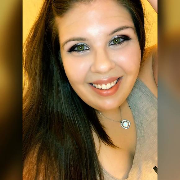 Profile Picture of Robyn Lavinsky (@robyndeann08) on Poshmark