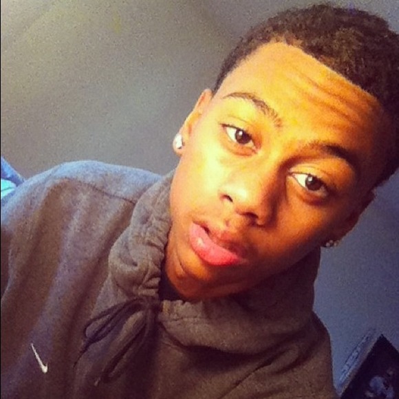 Profile Picture of Andrew Goodness (@drewwieee) on Poshmark