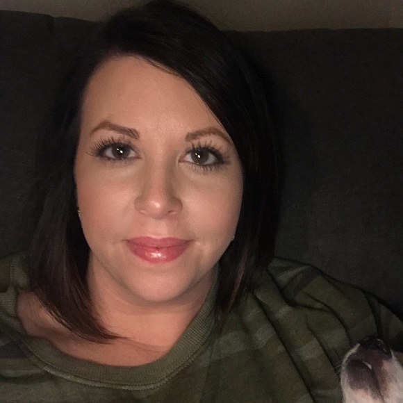 Profile Picture of Laurie Clines (@ljclines) on Poshmark