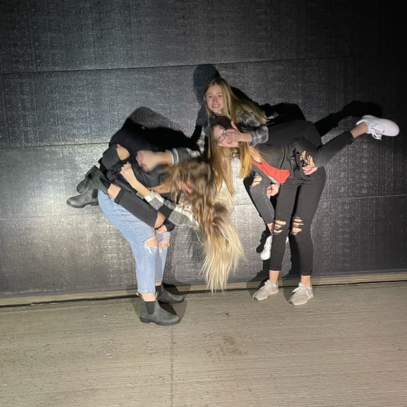 Profile Picture of Danielle Hitchings (@daniellehitch7) on Poshmark