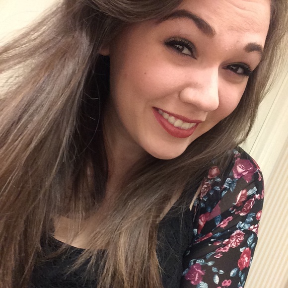 Profile Picture of Michelle Zeilinger (@lf2140) on Poshmark