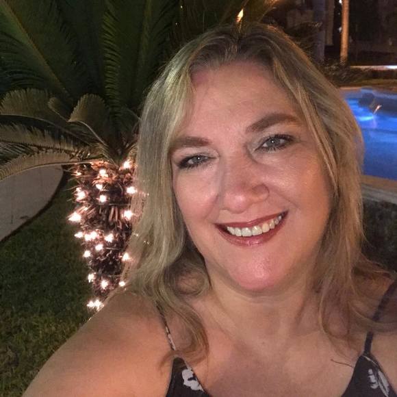 Profile Picture of Robin Pollock (@rkknrobin) on Poshmark