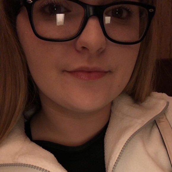 Profile Picture of Amelia Newton (@amelianewton43) on Poshmark