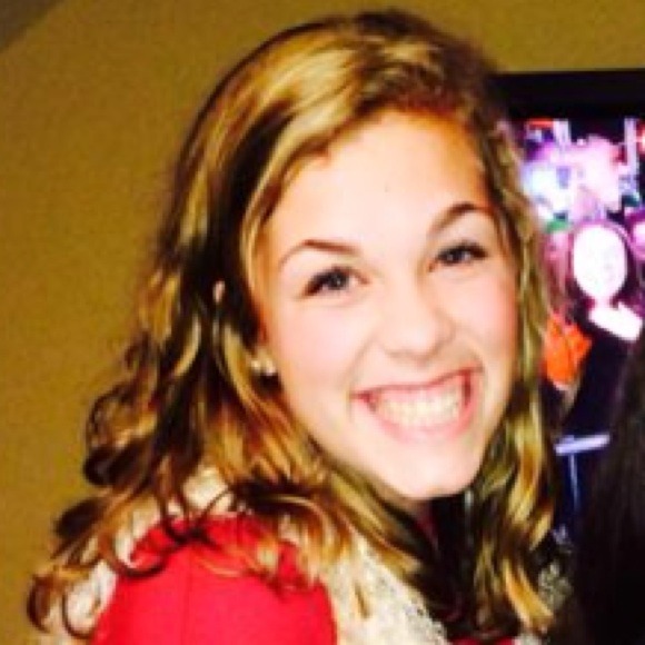 Profile Picture of Sydney Magonigal (@sydneymagonigal) on Poshmark