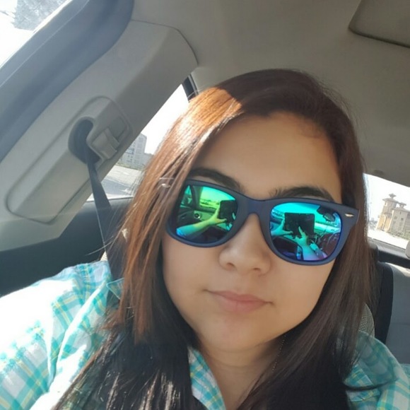 Profile Picture of Cassandra Acevedo (@cassandraaceved) on Poshmark