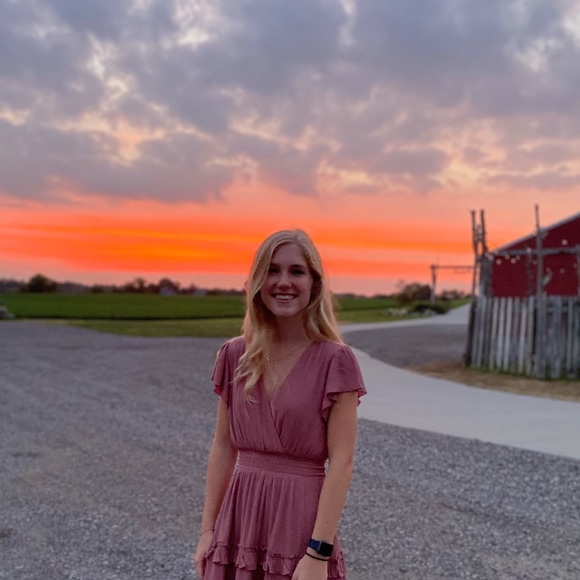 Elly Bonnema - Poshmark Profile Picture of Elly Bonnema (@ellybonnema) on Poshmark