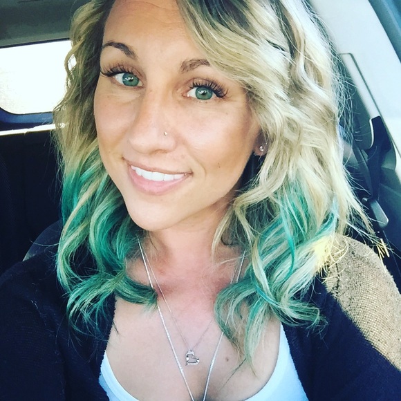 Profile Picture of Shannon Tobin (@shhhhtobin) on Poshmark