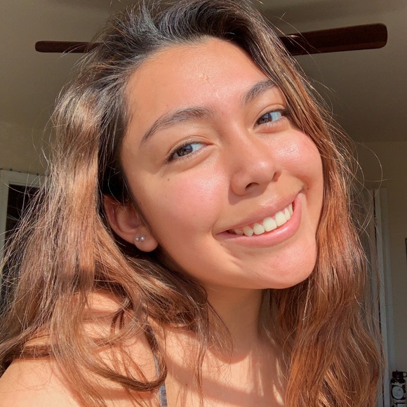 Profile Picture of Nicole Colcas (@nicolecolcas) on Poshmark