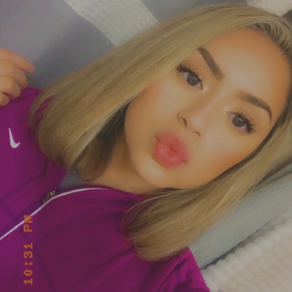 Profile Picture of Tania Castro (@teezycastri) on Poshmark