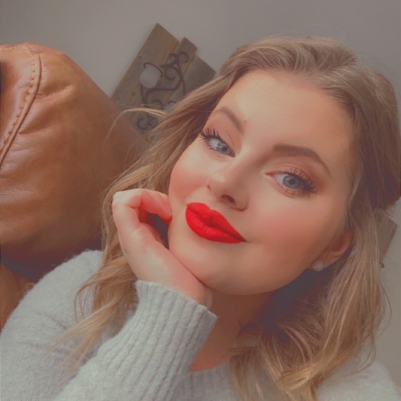 Profile Picture of Julianna Wold (@juliannawold) on Poshmark