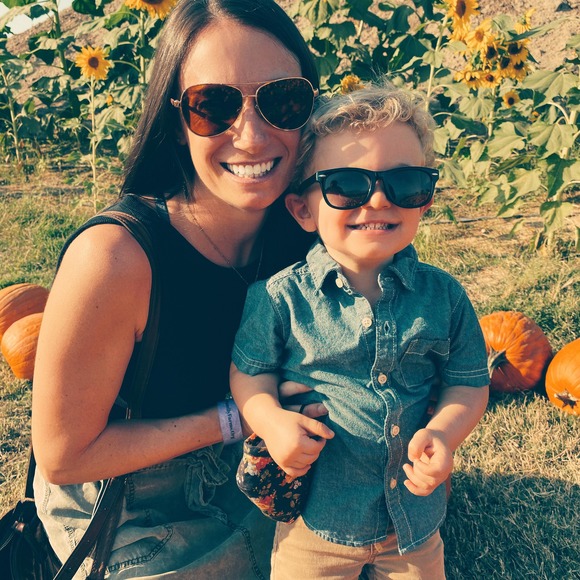 Profile Picture of Julie Unruh (@julie_miller_03) on Poshmark