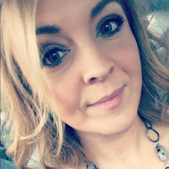 Profile Picture of Chrystal Coutch (@chrystalcoutch) on Poshmark