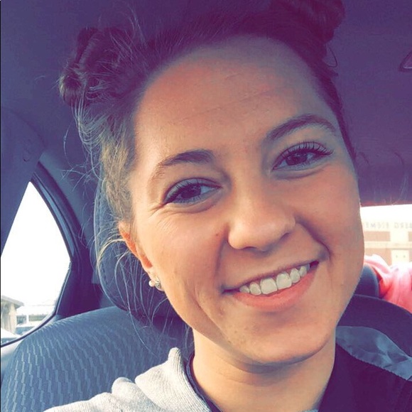 Profile Picture of Sam Hand (@samhand13) on Poshmark