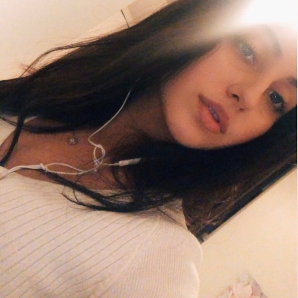 Profile Picture of Andria Letsos (@andrialetsos) on Poshmark