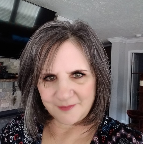 Profile Picture of Angie Lashmit (@angielashmit) on Poshmark