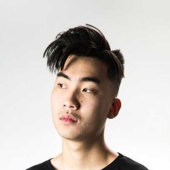 Profile Picture of Victor Hoang (@victorhoangiv) on Poshmark