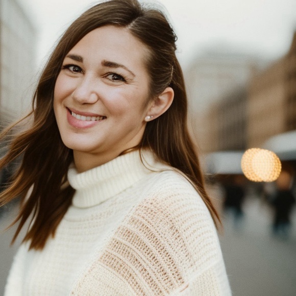 Profile Picture of Lauren Reinhertz (@lhertzy2) on Poshmark