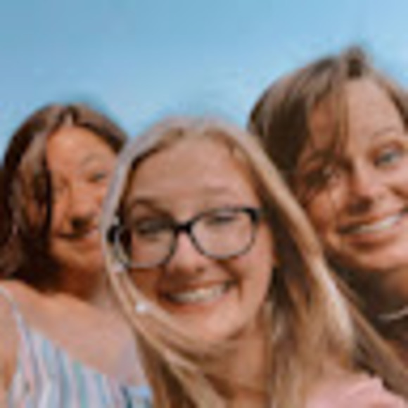 Profile Picture of Adelynn Binkerd (@adelynnbinkerd) on Poshmark