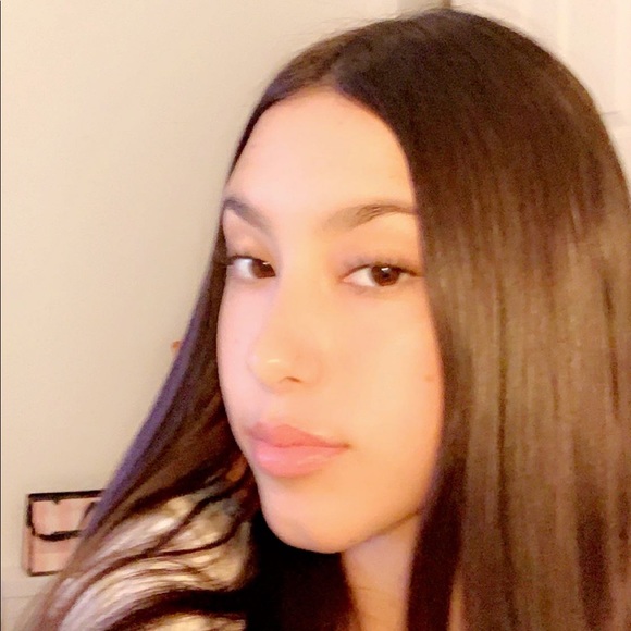Profile Picture of Samantha Reasner (@samanthhamitch) on Poshmark