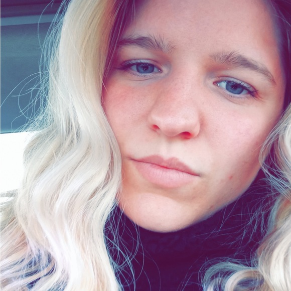 Profile Picture of Ashlee Ebling (@asharmy36222) on Poshmark