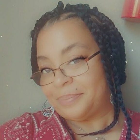 Profile Picture of Tiki Smith (@tiki_smith) on Poshmark