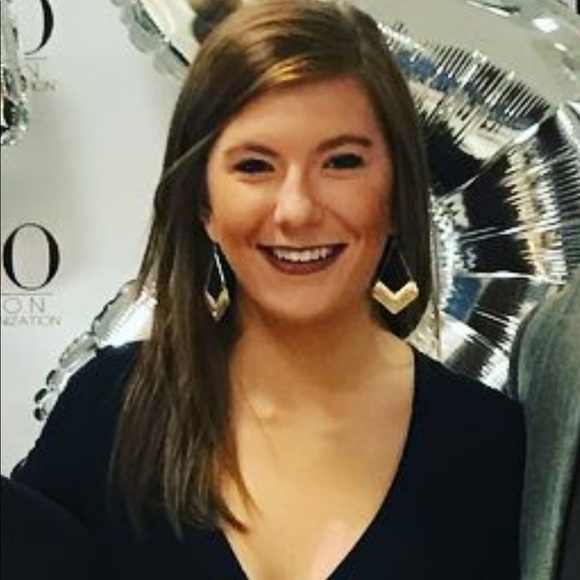 Profile Picture of Claire Zielinski (@claireeee96) on Poshmark