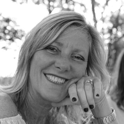 Profile Picture of Suzanne Larsen (@larsensptbeach) on Twitter