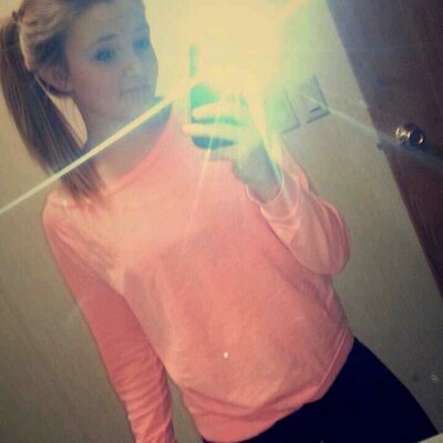 Profile Picture of Jessica Saxton (@jesse_bearr) on Twitter