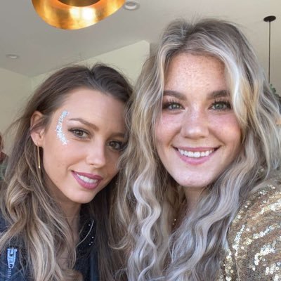 Profile Picture of Lara Lee (@laralee_4) on Twitter