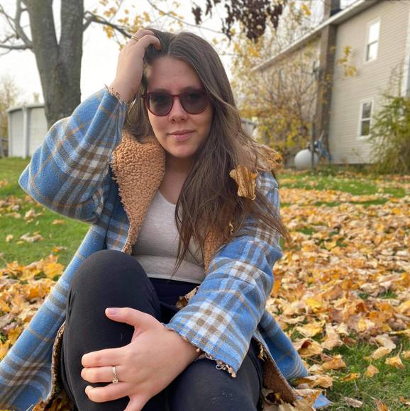 Profile Picture of Laurie Tetreault (@lolo200091) on Poshmark