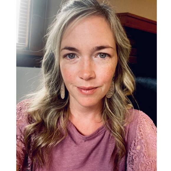 Profile Picture of Lora Boone (@lolalee82) on Poshmark