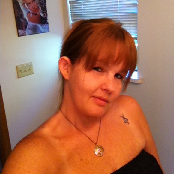 Profile Picture of Angela Rutter (@angelarutter1) on Poshmark