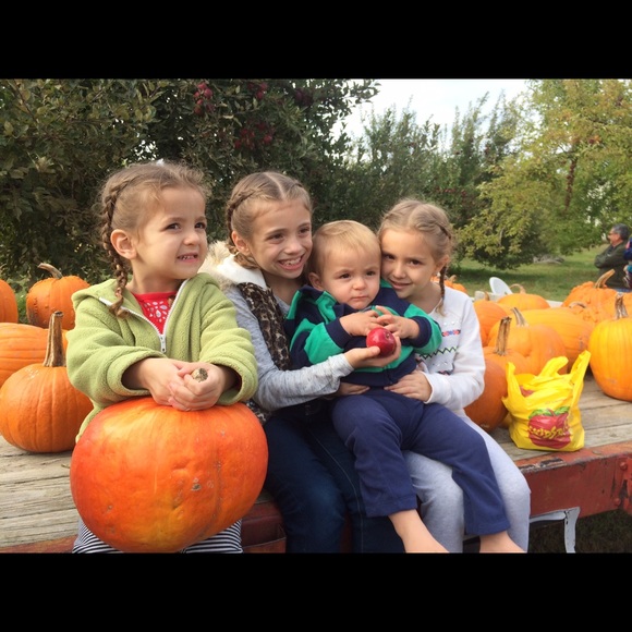 Profile Picture of Fernanda Joyal (@fjoyal) on Poshmark