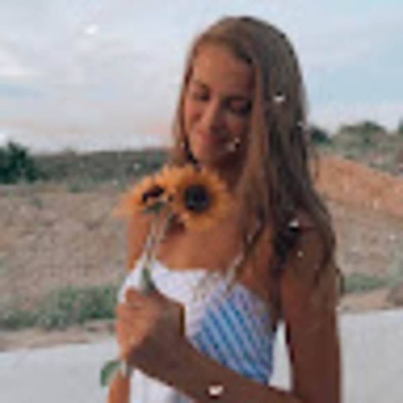 Profile Picture of Hannah Brezik (@hannahbrezik) on Poshmark