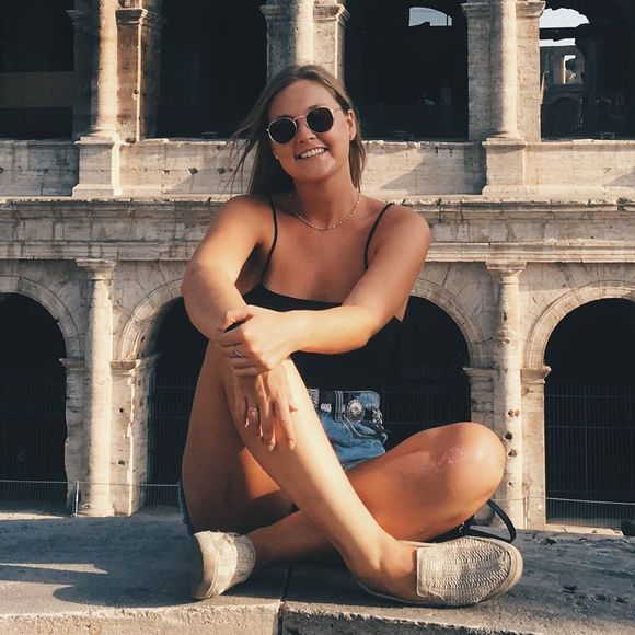 Profile Picture of Carly Lundahl (@carlylundahl) on Poshmark