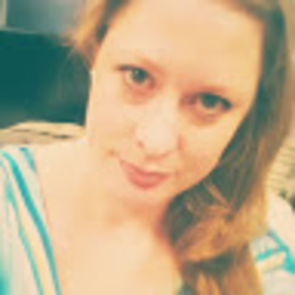 Profile Picture of Ingrid Zaharris (@ingridzaharris) on Poshmark