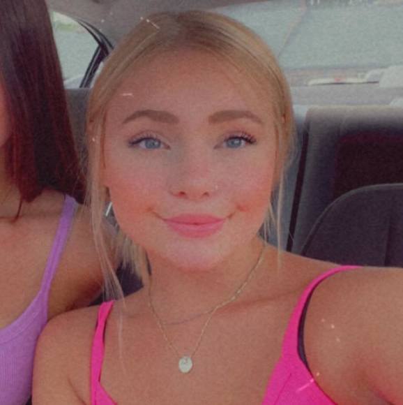 Profile Picture of Lexi Vandevelde (@vandeveldexi) on Poshmark