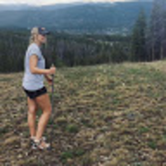 Profile Picture of Genavieve Kopesky (@genavievek) on Poshmark