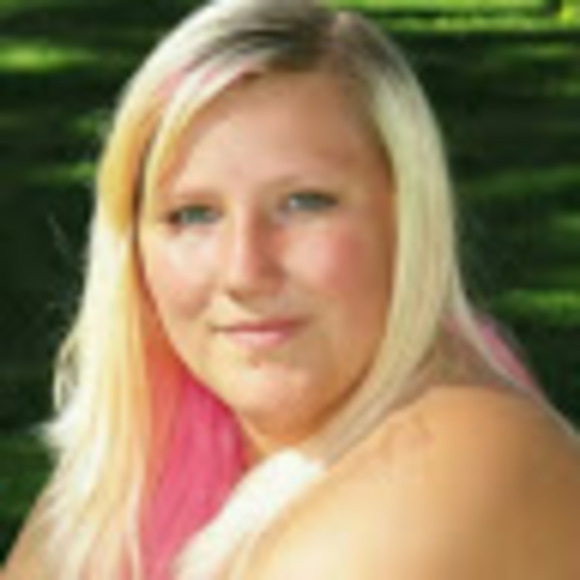 Profile Picture of Amber Swanson (@emileaswanson13) on Poshmark