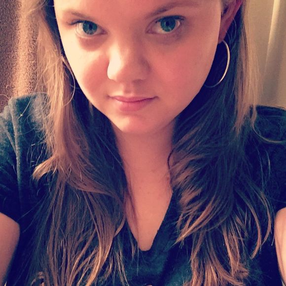 Profile Picture of Kate Foster (@katetharine) on Poshmark