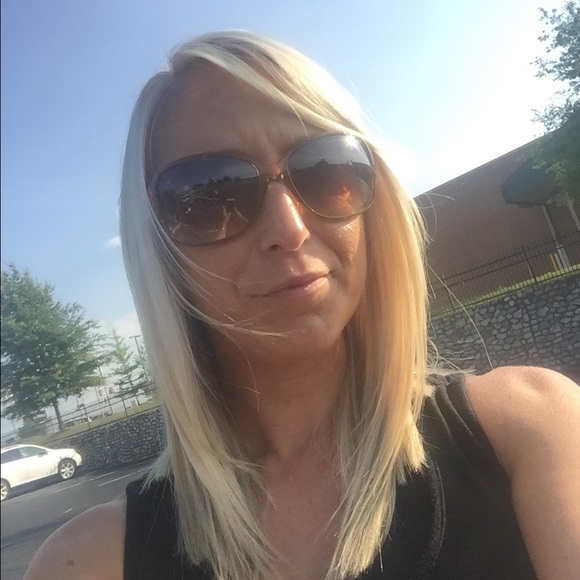 Profile Picture of Gretchen Breese (@gretchbreese) on Poshmark