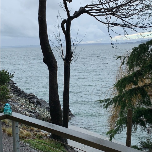 Profile Picture of Roberta Hurst (@rehurst202) on Poshmark