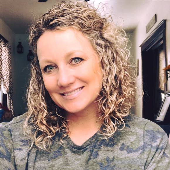 Profile Picture of Michele Benninghoff (@mbenninghoff) on Poshmark