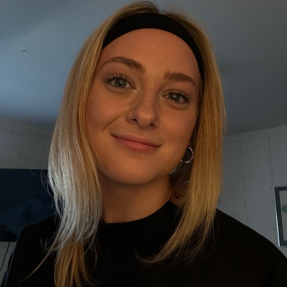 Alexandra Lueth - Poshmark Profile Picture of Alexandra Lueth (@alilueth) on Poshmark