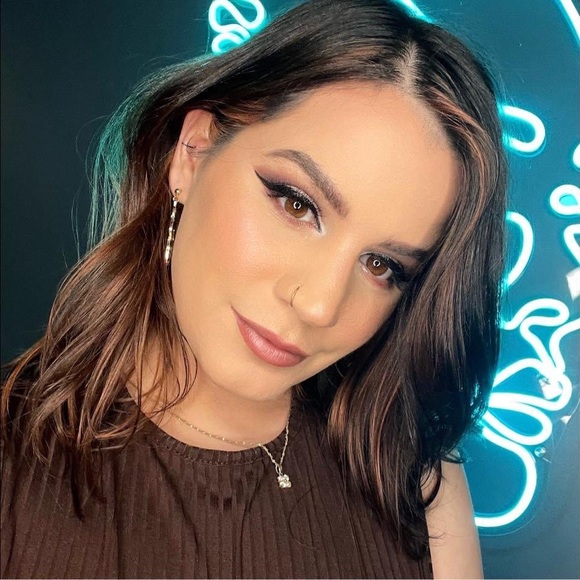 Profile Picture of Brittney Wiget (@edgewithgrace) on Poshmark