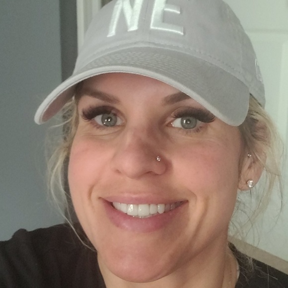Profile Picture of Jonelle Gleba (@jonelle_gleba) on Poshmark
