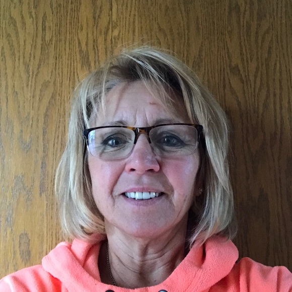 Profile Picture of Deedee Stoeger (@deedeesposhmark) on Poshmark