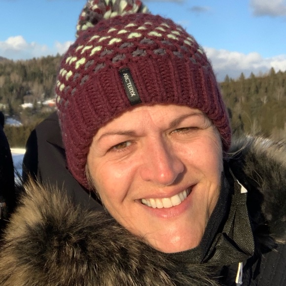 Profile Picture of Genevieve Houle (@genevievehoule) on Poshmark